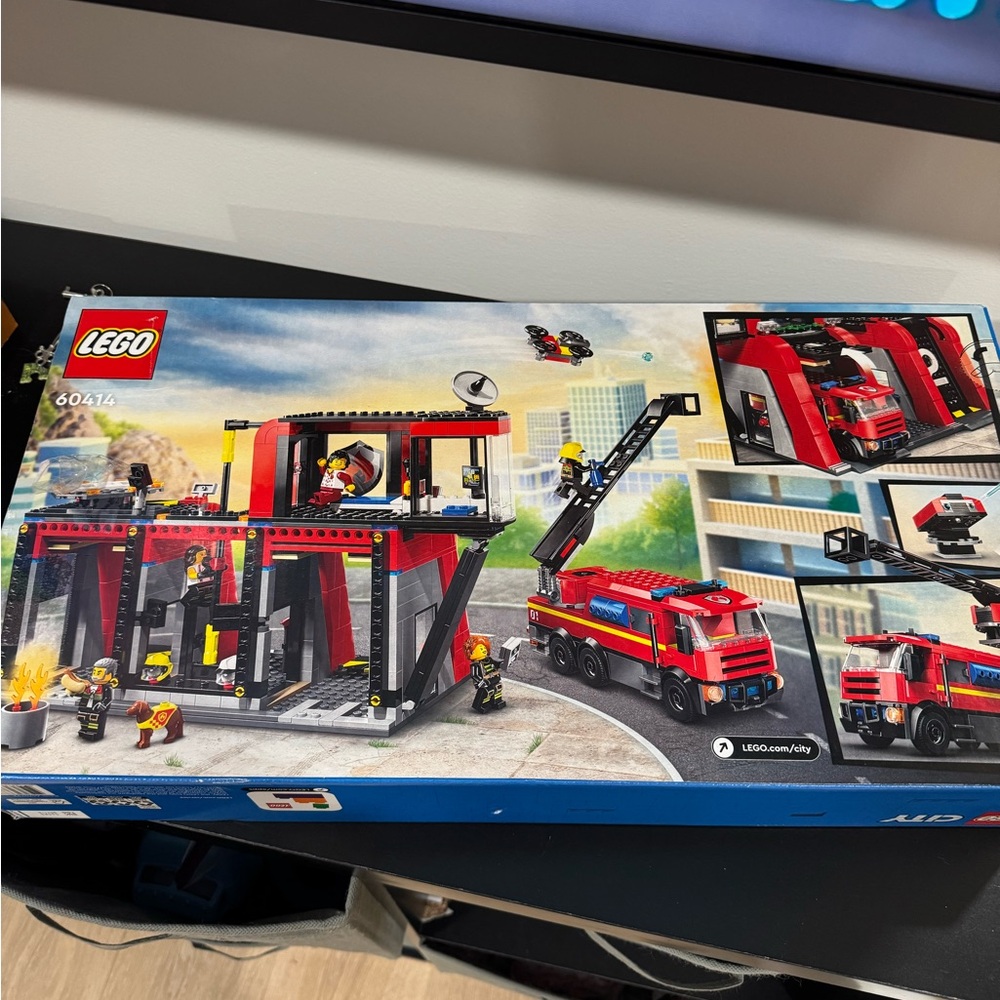NWT LEGO City Fire Station with Fire Truck Building Toy